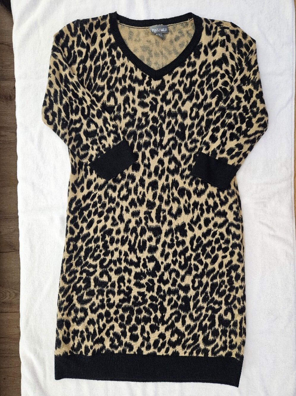 Roz & Ali Leopard Print V-Neck Long Knit Sweater Dress - Large